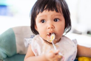 Moms, Ini Cara Melatih Si Kecil Makan Sendiri