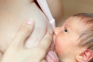 5 Hal Agar Moms Lancar Menyusui Pasca Melahirkan