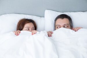 4 Trik Aman Berhubungan Intim di Rumah Mertua