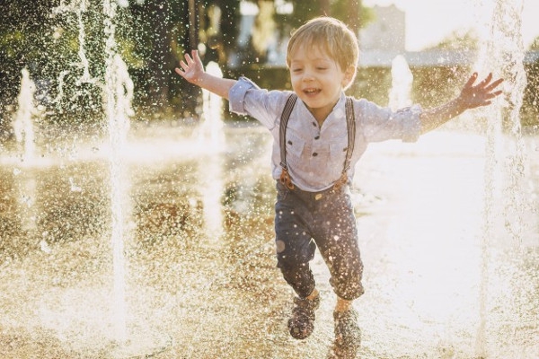 Moms, Ini Bedanya Balita Aktif dan Hiperaktif