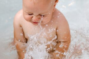 Moms, Ikuti 8 Cara Seru Ini saat Memandikan Anak, Yuk!