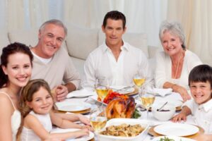 Biasakan Anak Makan Bersama Keluarga Yuk, Moms!