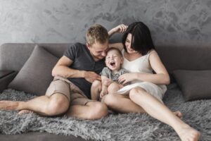 Moms Boleh Menggelitik Anak, Asalkan…