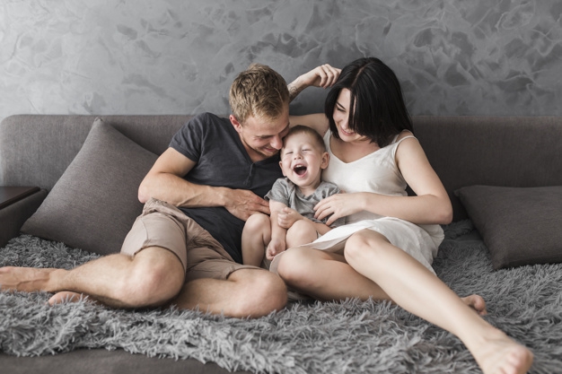 Moms Boleh Menggelitik Anak, Asalkan…