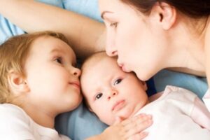 Tandem Nursing, Saat Harus Menyusui Dua Anak Sekaligus