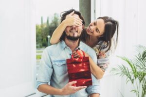 6 Ide Kado Valentine Romantis untuk Suami