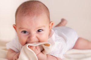 Cara Mudah Membersihkan Lidah Bayi dan Manfaatnya