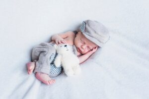 8 Mainan Seru untuk Bayi Usia 2 Bulan