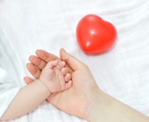 Penyebab Bayi Muntah dan Cara Mengatasinya