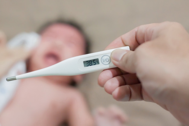 Tips Mengatasi Demam pada Bayi di Rumah