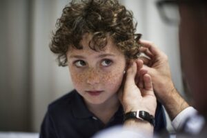 Cara Tepat Menyikapi Anak Alami Gangguan Pendengaran