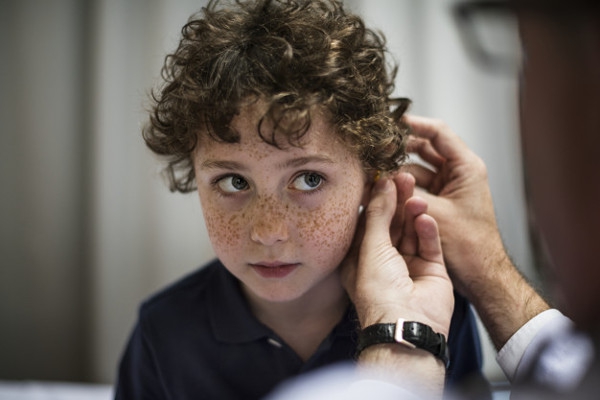 Cara Tepat Menyikapi Anak Alami Gangguan Pendengaran