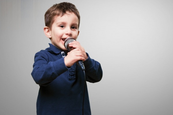 Moms, Ini Efek Jika Anak Hobi Nyanyi Lagu Dewasa