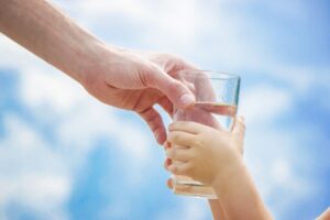 Seperti Apa Air Mineral yang Layak Diminum Keluarga?