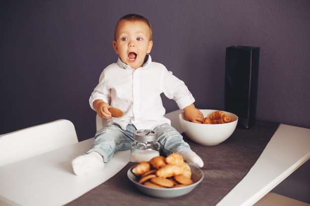 Tips untuk Bayi bisa Makan MPASI dengan Tekstur Kasar