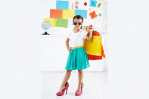 Anak Sering Pakai Sepatu Anda? Ini Penyebabnya