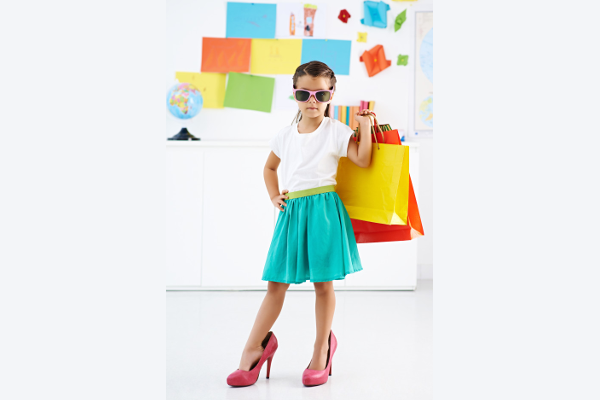 Anak Sering Pakai Sepatu Anda? Ini Penyebabnya