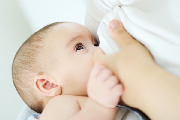 Mengenal Kolostrum dan Manfaatnya buat Bayi Anda