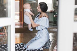 Moms, Bolehkah Menggendong dan Mengayun Bayi?