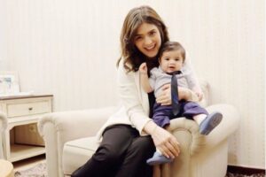 Gaya Keren 5 Celebrity Moms dan Anak Laki-Laki Mereka