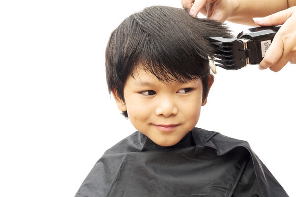 7 Trik agar Anak Mau Potong Rambut
