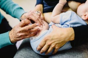 Trik Membuat Bayi Merasa Nyaman saat Disuntik