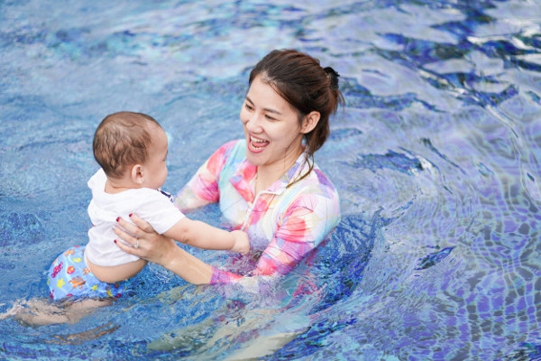 Tips Mengajak Bayi Berenang