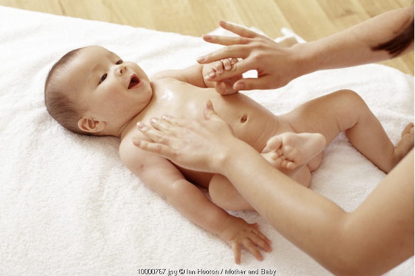 8 Rekomendasi Minyak Pijat Terbaik untuk Kesehatan Bayi