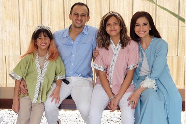 7 Gaya Keluarga Seleb untuk Inspirasi Baju Lebaran 2019