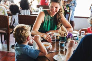 Trik agar Balita Tetap Tenang saat Diajak Bertamu