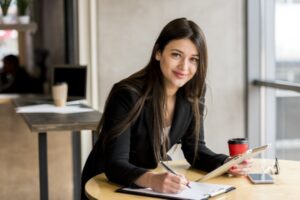 Trik Mengatur Rumah dan Pekerjaan untuk Ibu Bekerja