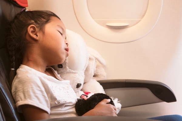 Tips Mengatasi Jetlag pada Anak saat Liburan
