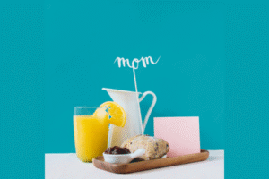 Ketahui Bahaya Minum saat Makan, Moms!