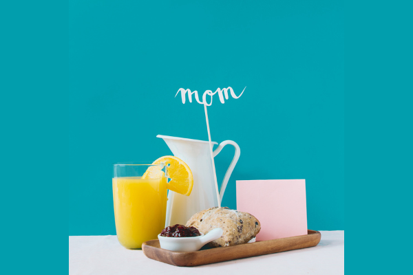 Ketahui Bahaya Minum saat Makan, Moms!