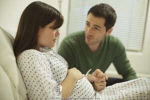 Istri Melahirkan, Perlukah Suami Ada di Ruang Bersalin?