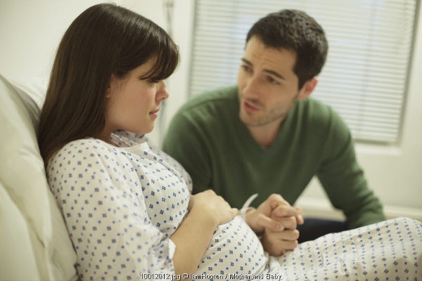 Istri Melahirkan, Perlukah Suami Ada di Ruang Bersalin?