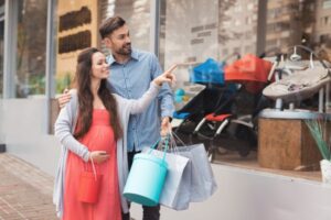 Mempersiapkan Kebutuhan Bayi, Pinjam atau Beli?