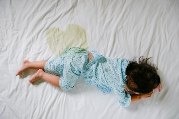 Si Kakak Masih Sering Mengompol? Ini Penyebabnya, Moms