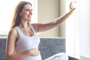 Haruskan Memberitahu Kehamilan Anda pada Semua Orang?