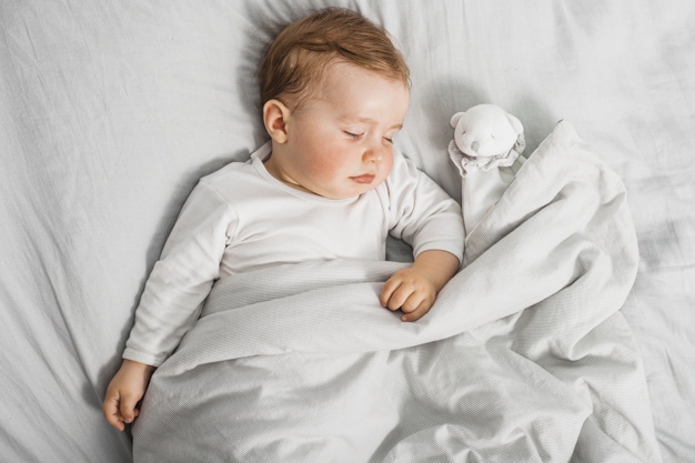 Kenapa Bayi Tidak Boleh Pakai Selimut saat Tidur?