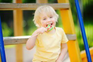 Kapan sih, Sebenarnya Balita Boleh Makan Permen?