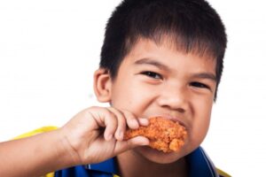 Moms, Yuk Siasati Kebiasaan Anak Makan Gorengan