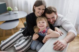 Mencintai dan Memanjakan Anak Itu Beda Lho, Moms!