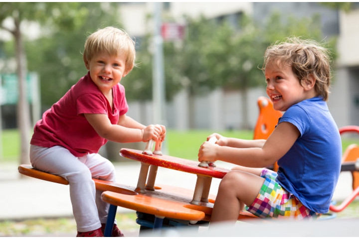 5 Cara Mengajarkan Anak untuk Mudah Bergaul