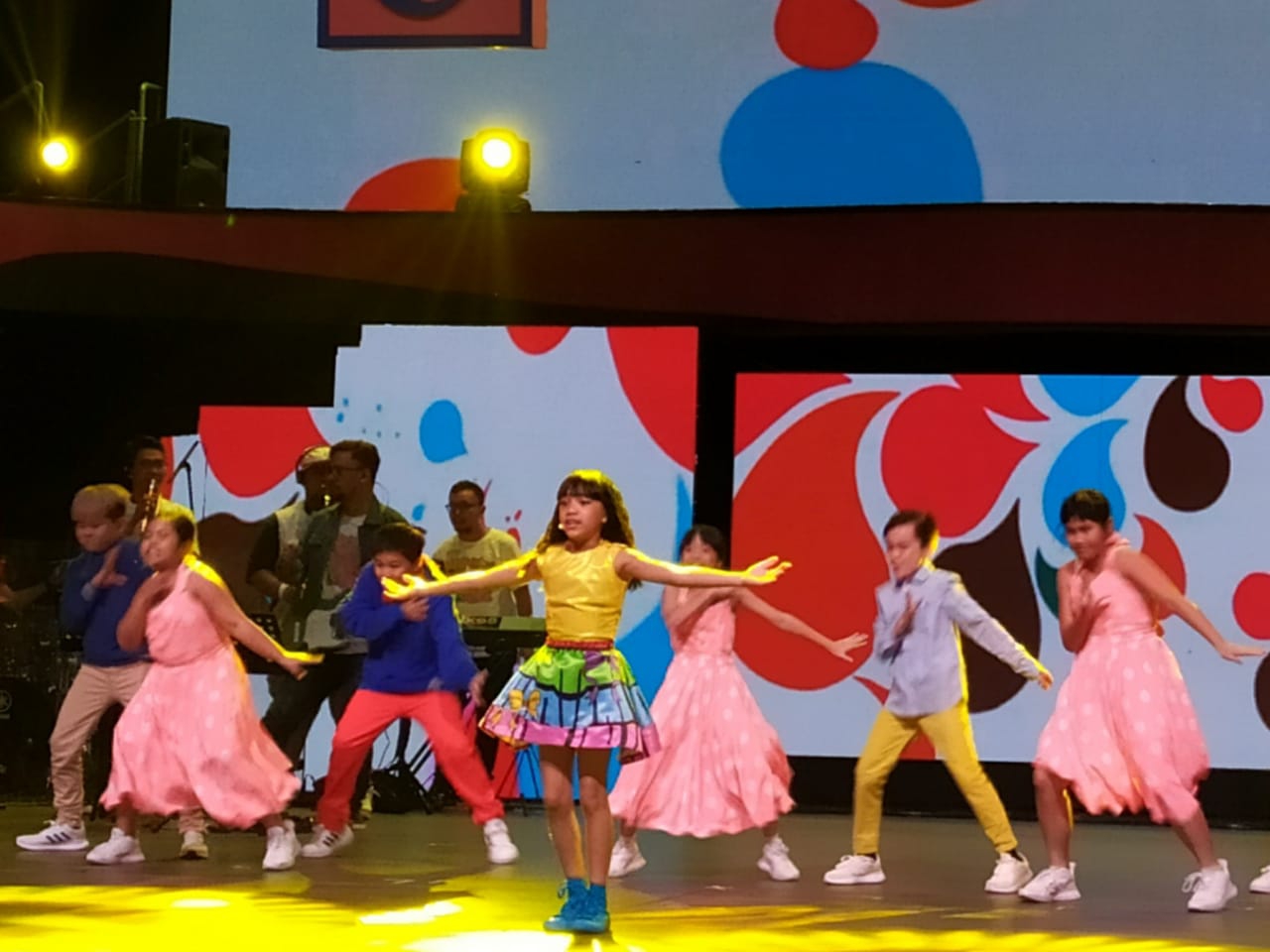 Potret Keseruan Konser Perdana Penyanyi Cilik Neona