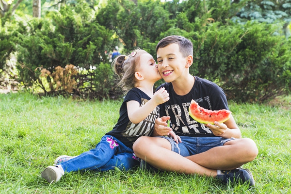 Keuntungan Kakak dan Adik dengan Jarak Usia Berjauhan