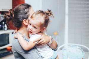 Saat Anak Tidak Mau Lepas dari Ibunya, Mesti Bagaimana?