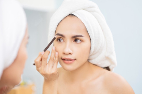 7 Pensil Alis Brand Lokal untuk Alis Rapi Memesona