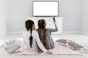 6 Alasan untuk Tidak Menaruh TV di Kamar Anak