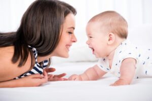 6 Cara Membuat Bayi Selalu Ceria dan Bahagia